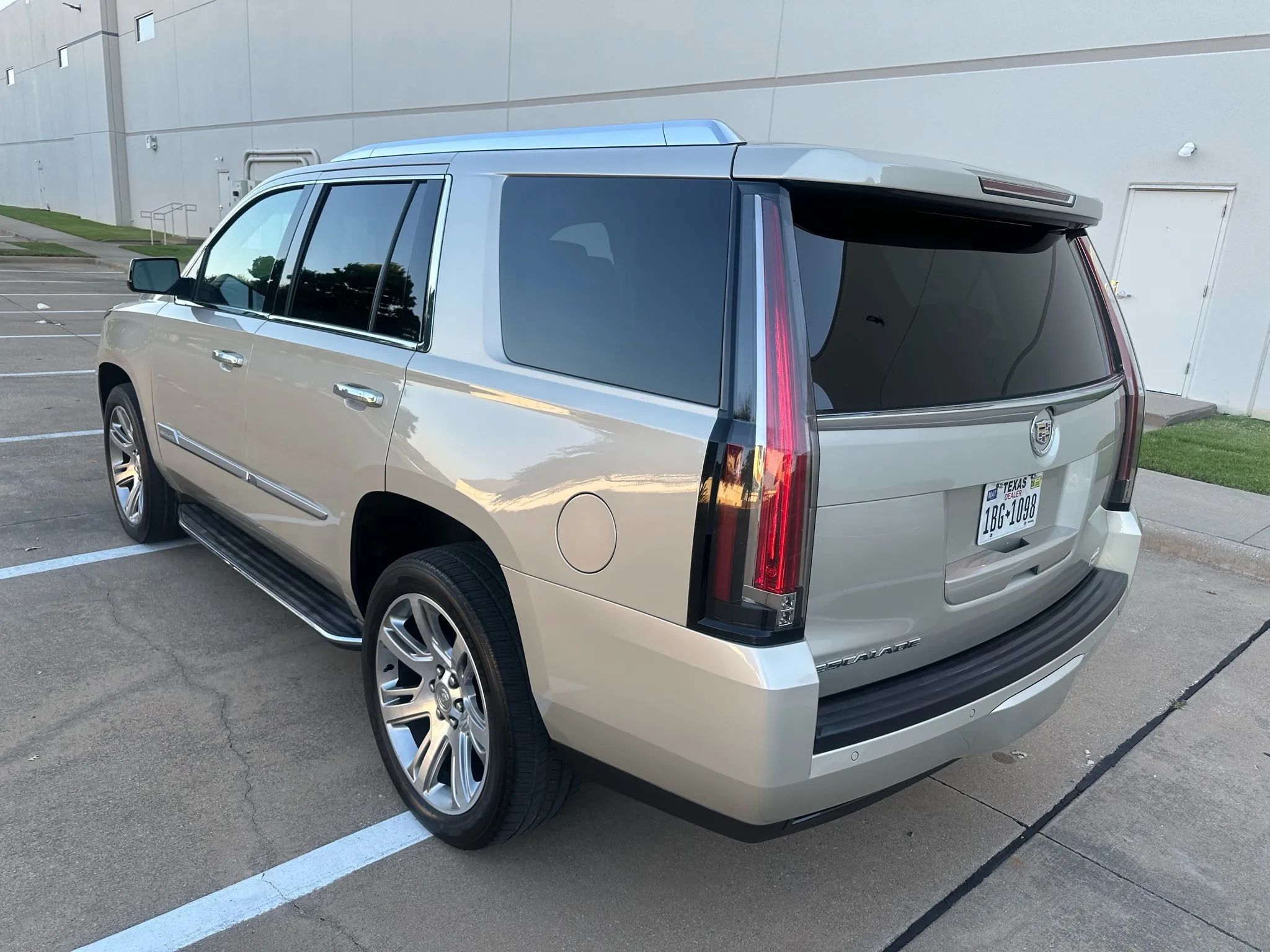 Used 2015 Cadillac Escalade Luxury AWD/4WD image 12
