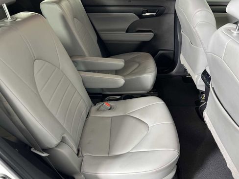 Used 2024 Toyota Highlander XLE image 28