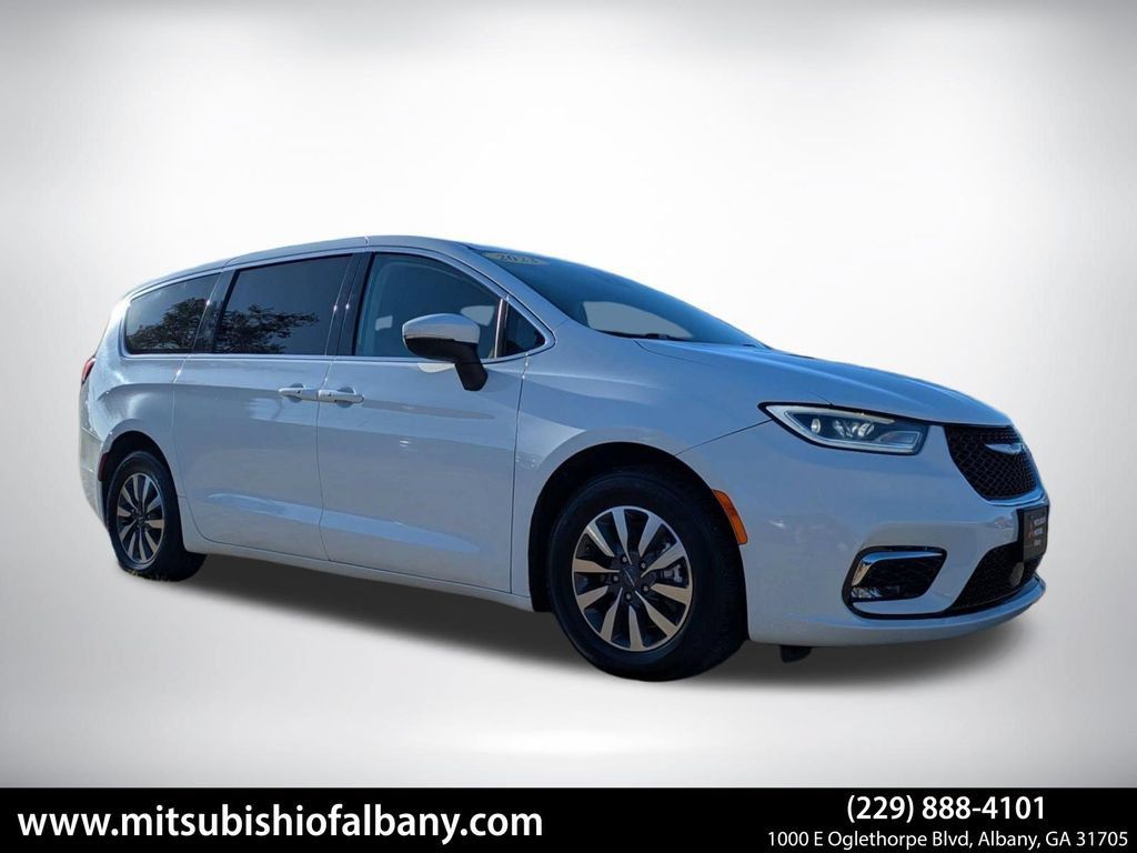 Used 2023 Chrysler Pacifica Touring-L FWD image 1
