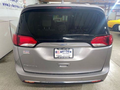Used 2017 Chrysler Pacifica Touring-L Plus w/ Advanced Safetytec Group image 4