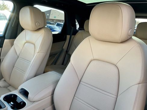 Used 2022 Porsche Cayenne Platinum Edition image 41