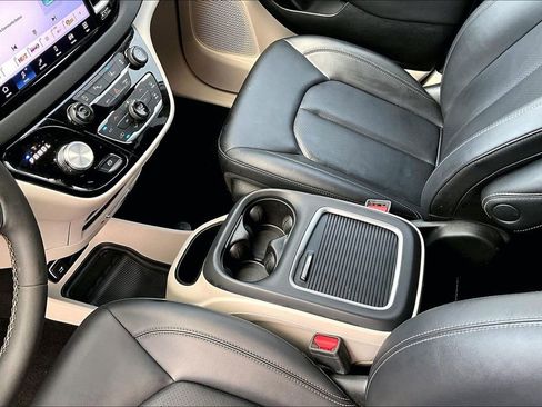 Used 2024 Chrysler Pacifica Touring-L image 15