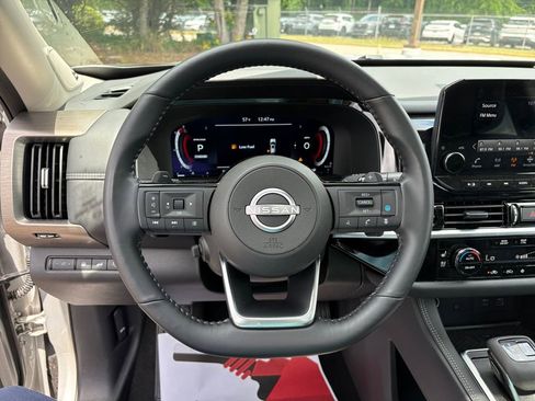 Used 2025 Nissan Pathfinder Platinum FWD image 15