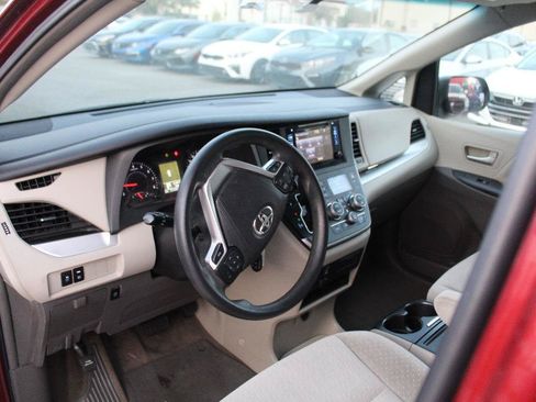 Used 2016 Toyota Sienna LE FWD image 9