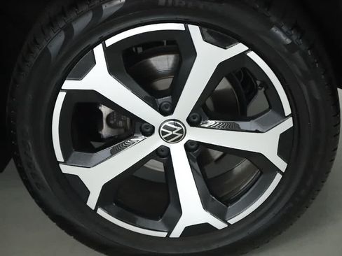 Used 2026 Volkswagen Tiguan SE AWD/4WD image 38