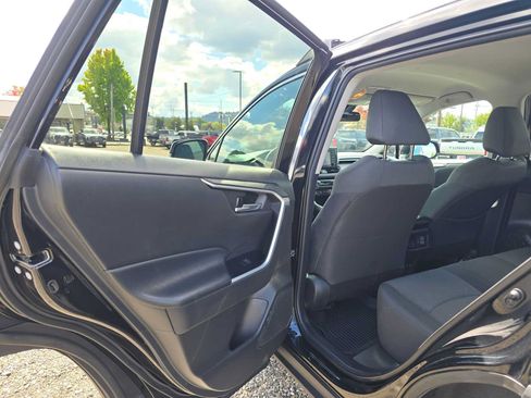 Used 2021 Toyota RAV4 XLE w/ XLE Grade Weather Package AWD/4WD image 15