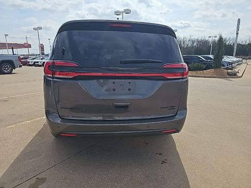 Used 2021 Chrysler Pacifica Limited w/ Uconnect Theater Family Group image 4