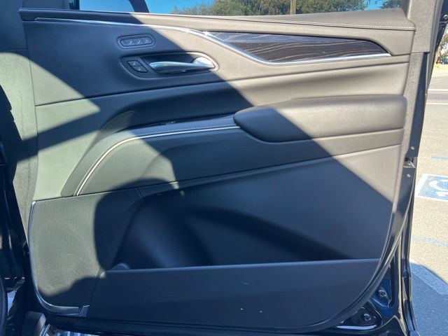 Used 2024 Cadillac Escalade ESV V w/ Heavy-Duty Trailer Package AWD/4WD image 35