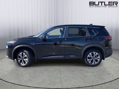 Used 2023 Nissan Rogue SV image 2