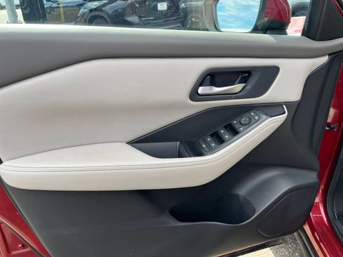 Used 2025 Nissan Rogue SV AWD/4WD image 15