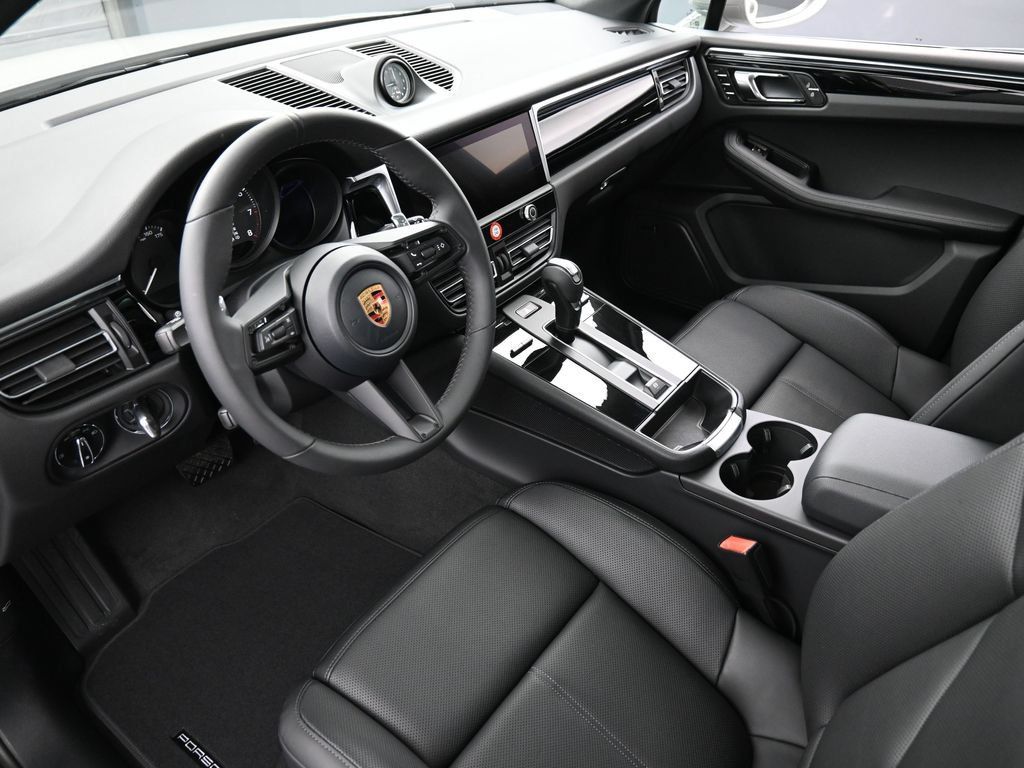 Certified 2026 Porsche Macan AWD/4WD image 4