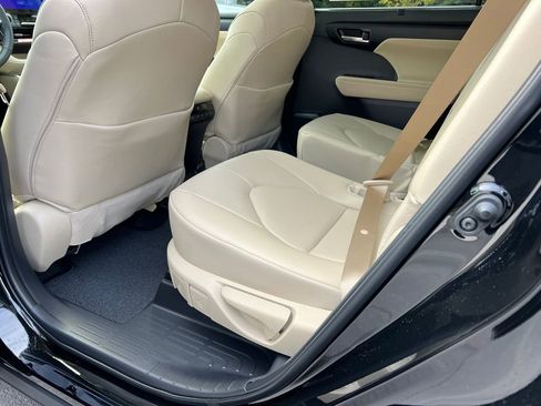 New 2025 Toyota Highlander XLE FWD image 21