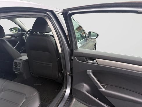 Used 2021 Volkswagen Passat 2.0T SE w/ Luggage Net & Mats Package FWD image 16