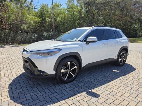 Used 2023 Toyota Corolla Cross SE w/ Convenience Package image 3