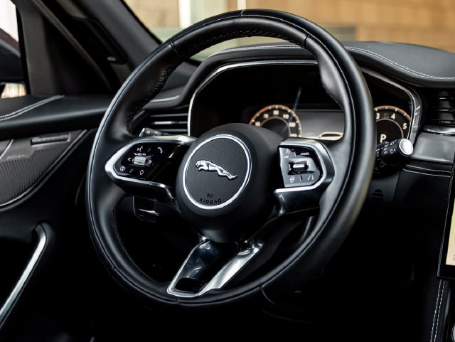 Certified 2025 Jaguar F-PACE R-Dynamic S AWD/4WD image 20