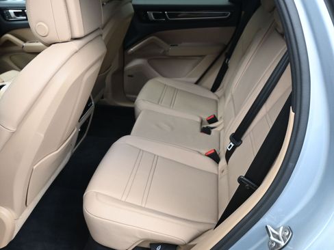 Used 2023 Porsche Cayenne E-Hybrid image 7