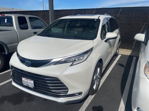 Certified 2021 Toyota Sienna Limited image 4