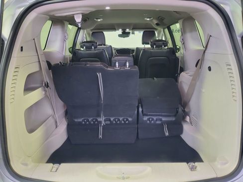 Used 2023 Chrysler Pacifica Touring-L FWD image 25