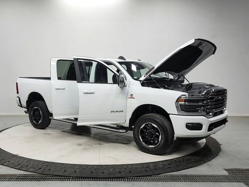 Used 2025 RAM 2500 Laramie AWD/4WD image 9