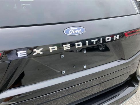Used 2025 Ford Expedition Platinum w/ Driver's Package AWD/4WD image 31