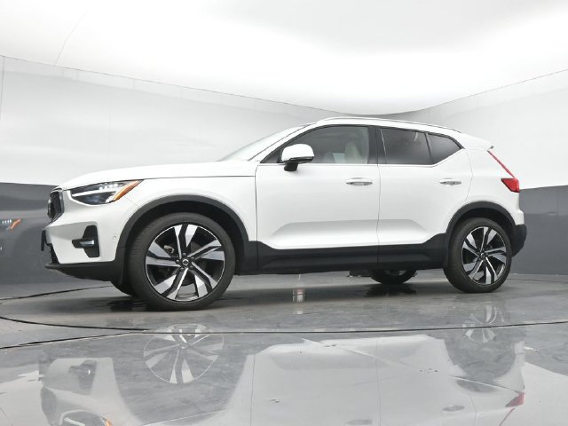 Used 2024 Volvo XC40 B5 Plus w/ Protection Package Premier AWD/4WD image 13