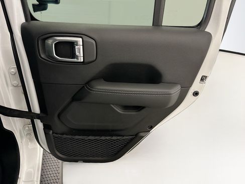Used 2022 Jeep Wrangler Unlimited Sahara AWD/4WD image 31