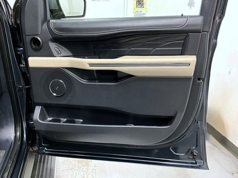 Used 2024 Ford Expedition Platinum image 17