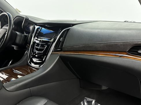 Used 2019 Cadillac Escalade Luxury image 37
