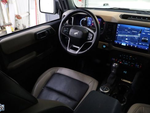 Used 2023 Ford Bronco Wildtrak image 29
