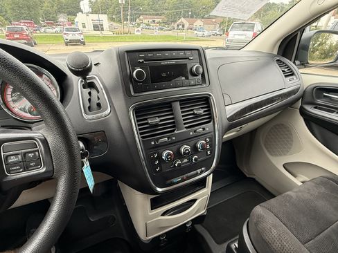 Used 2013 Dodge Grand Caravan SE FWD image 16