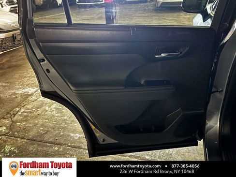 Used 2023 Toyota Highlander XLE AWD/4WD image 11