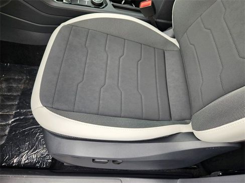 New 2025 Volkswagen Taos SE image 24