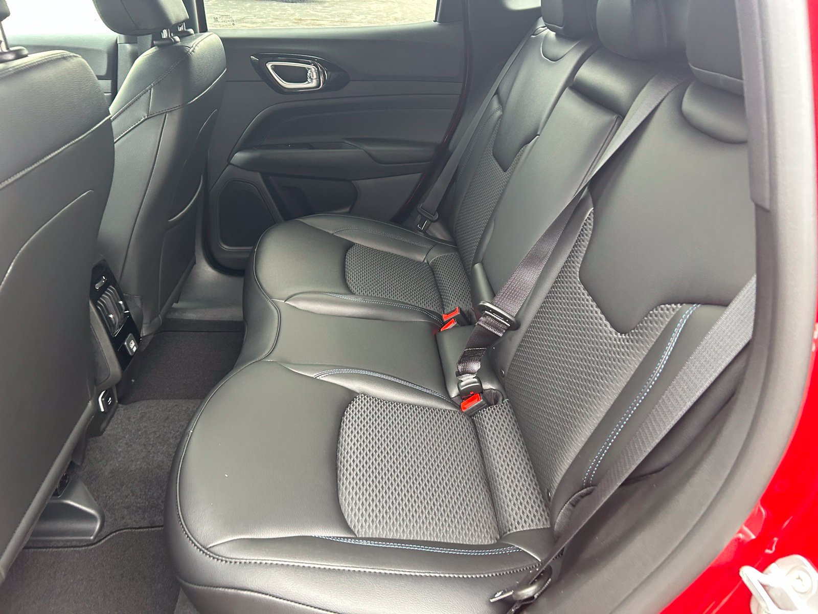 Used 2026 Jeep Compass Latitude AWD/4WD image 25