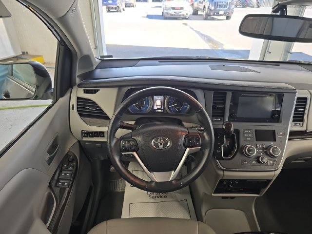 Used 2015 Toyota Sienna XLE Premium FWD image 12