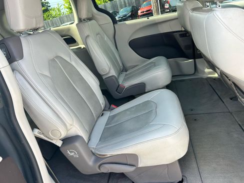 Used 2021 Chrysler Pacifica Touring-L w/ Premium & Safety Sphere Group FWD image 10