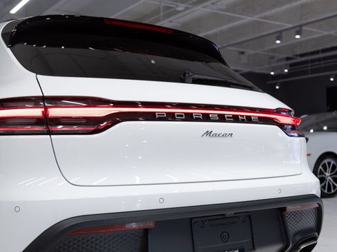 Certified 2026 Porsche Macan AWD/4WD image 32