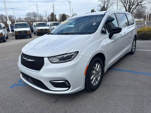 Used 2025 Chrysler Pacifica Select image 7