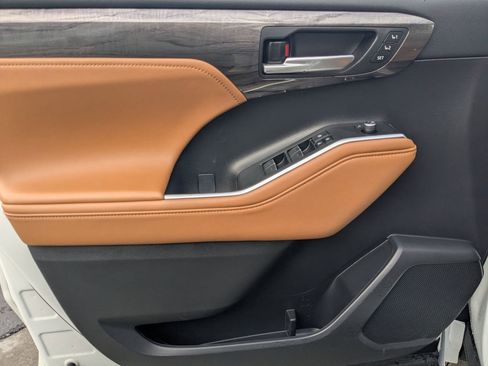 Used 2023 Toyota Highlander Platinum image 13