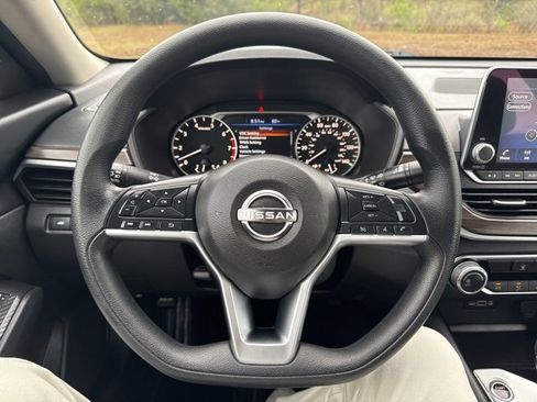 Used 2024 Nissan Altima 2.5 SV image 18