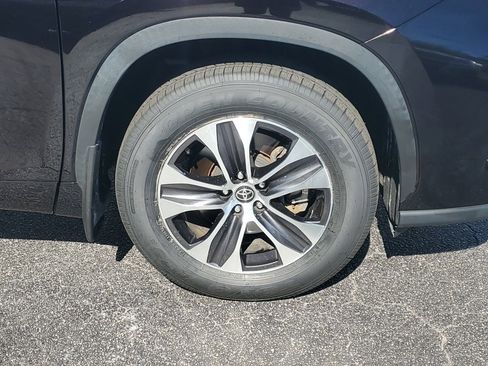 Used 2021 Toyota Highlander XLE AWD/4WD image 7