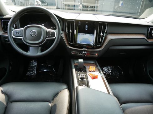 Used 2022 Volvo XC60 B5 Momentum AWD/4WD image 13