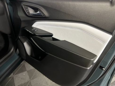 Used 2025 Chevrolet Trax LT image 32