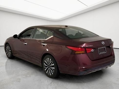 Used 2024 Nissan Altima 2.5 SV FWD image 9