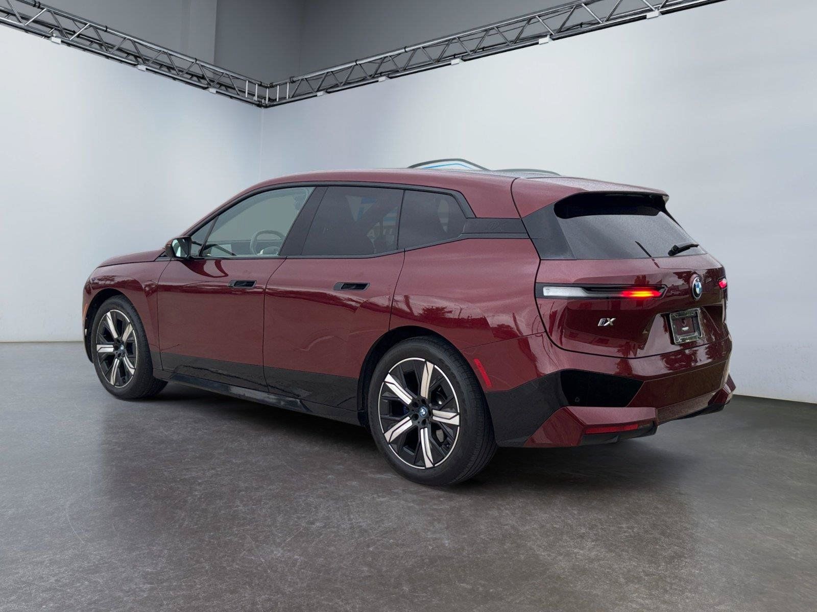 Used 2023 BMW iX xDrive50 w/ Premium Package AWD/4WD image 5