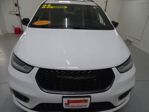 Certified 2025 Chrysler Pacifica Limited FWD image 23
