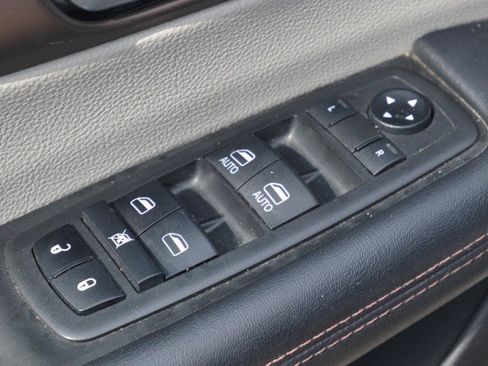 Used 2019 Chrysler Pacifica Touring-L FWD image 13