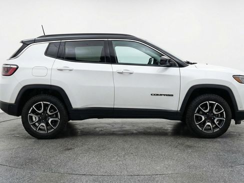 Used 2025 Jeep Compass Trailhawk AWD/4WD image 11