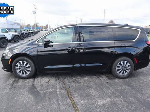 Used 2024 Chrysler Pacifica Select image 22
