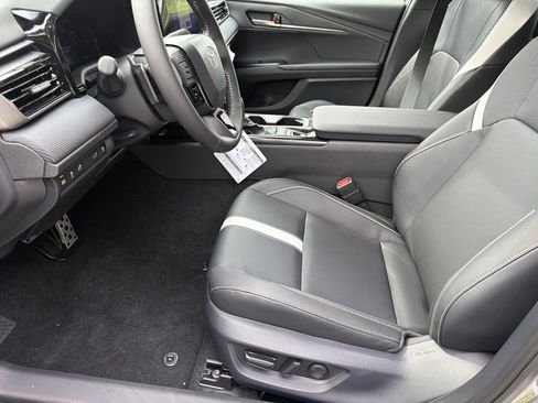 New 2026 Toyota Camry Hybrid FWD image 9