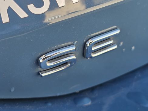 Used 2025 Volkswagen Tiguan SE FWD image 8